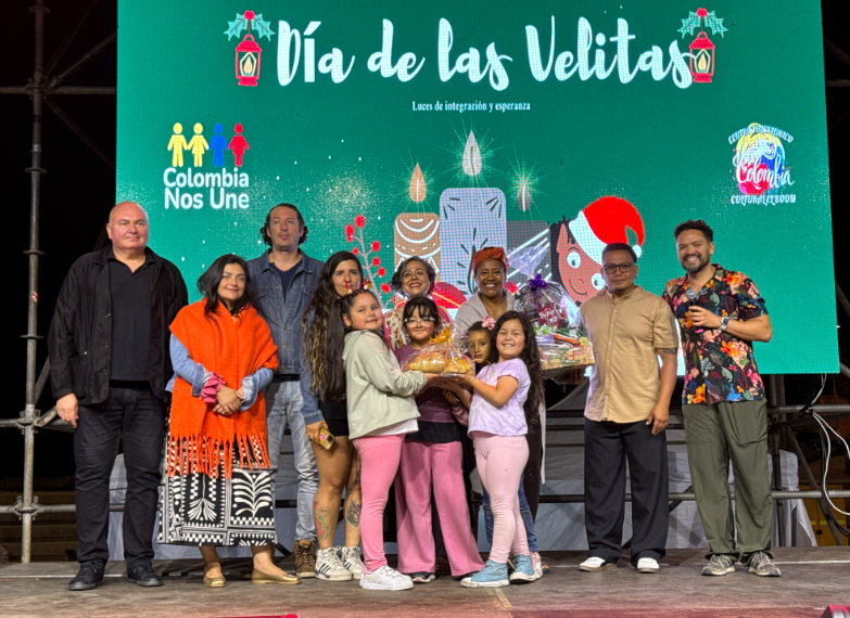 Velitas, tradición y hermandad Colombo-Chilena desbordaron la plaza bicentenario